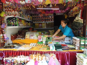 越南和中国边境，跨国婚姻越来越多，越南新娘卖商品年收入6000