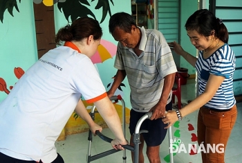 荷兰派出300多名国际志愿者帮助岘港市不幸之人