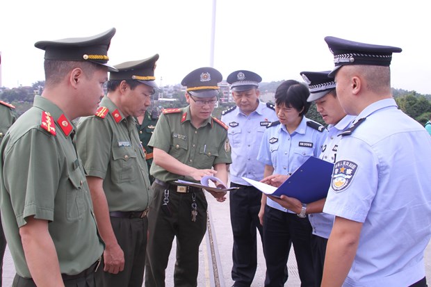 老街警方向中国移交7名中国籍网络赌博犯罪嫌疑人