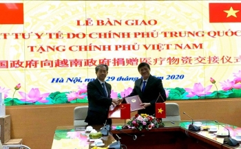 中国政府向越南政府援助抗疫物资交接仪式在河内举行