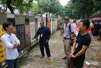 越南书法家创作巨幅书法作品 写了8个汉字