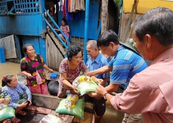 紧急救援在柬埔寨磅士卑省的越裔灾民