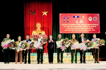越南山罗省援老干部和志愿军荣获老挝国家勋章