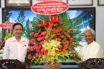 越南祖国阵线中央委员会主席陈青敏向安江省神职人员致以圣诞祝福