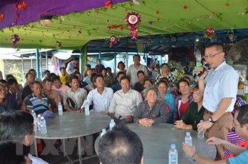 越南驻柬埔寨大使看望慰问旅居磅清扬省越南社群