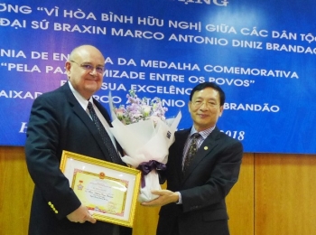 越南友好组织联合会向巴西驻越大使授予纪念章