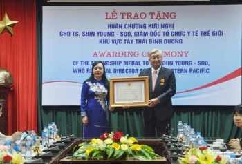 世卫组织西太平洋区域主任申英秀博士荣获越南友好勋章
