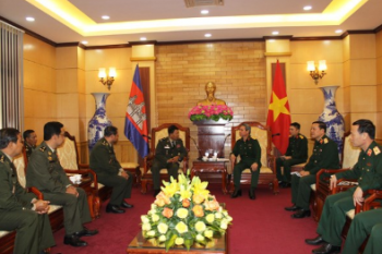 越南与柬埔寨军队执法部门进行业务经验交流