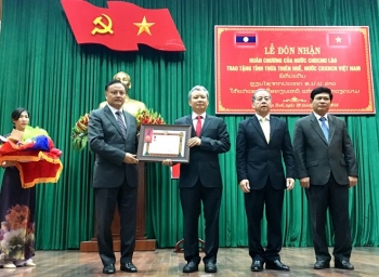 承天顺化省荣获老挝国家主席的一等劳动勋章