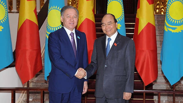 越南政府总理阮春福会见哈萨克斯坦下议院议长努尔兰•尼格马图林
