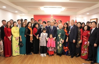 阮春福总理走访越南驻韩国大使馆