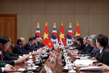 政府总理阮春福与韩国总统文在寅举行会谈