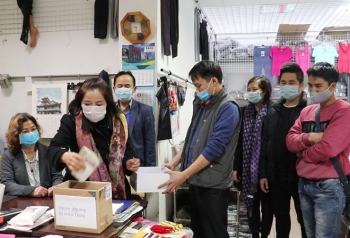 旅居东欧越南人向中部受灾群众捐款献爱心