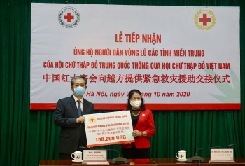 中国红十字会向越南红十字会转交了10万美元紧急救灾援助