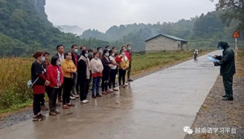 高平省边防发现2波25名工人，翻山从中国偷渡回越南