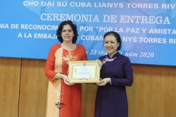 向古巴驻越大使授予"致力于各民族和平友谊”纪念章