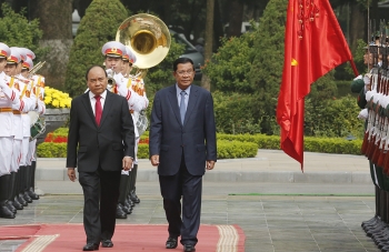 越南党、国家、政府与国会领导人分别会见柬埔寨首相洪森