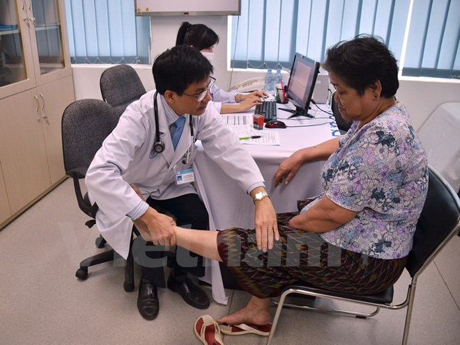 越南医生为柬埔寨病人免费看治病