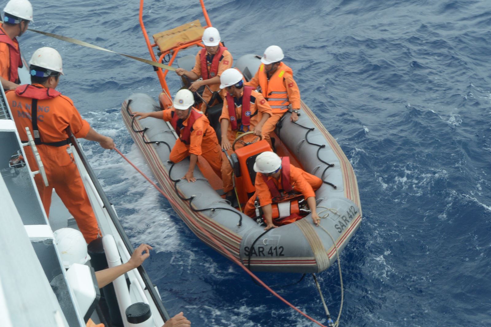 成功救助海上受伤的一名中国籍船员