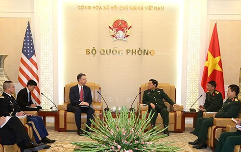 越南国防部部长吴春历会见美国新任驻越大使丹尼尔•克里滕布林克