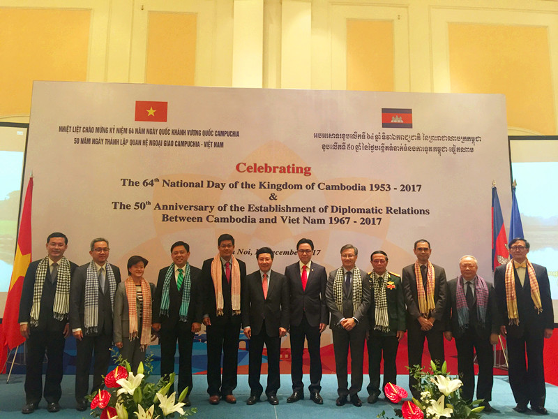 庆祝柬埔寨国庆64周年暨越柬建交50周年招待会在河内举行