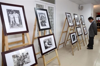 有关切•格瓦拉与菲德尔•卡斯特罗的图片展在河内举行