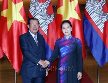 越南国会主席阮氏金银会见柬埔寨首相洪森