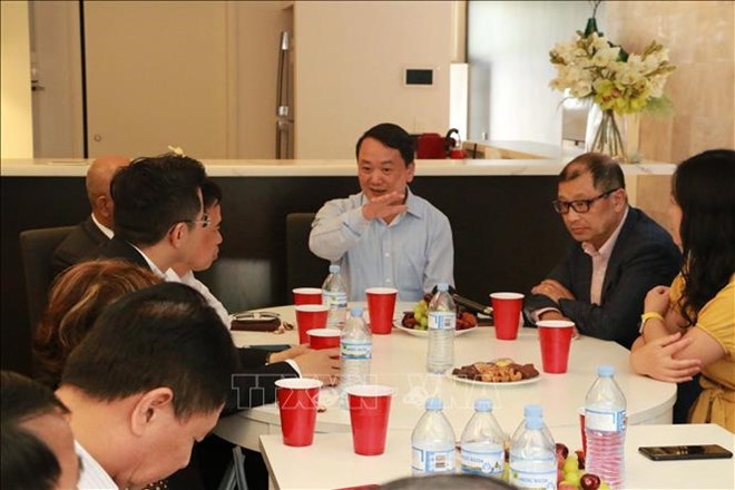 越南祖国阵线中央委员会代表团会见旅澳越南人代表