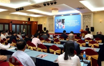 胡志明市领导与越侨企业家进行对话