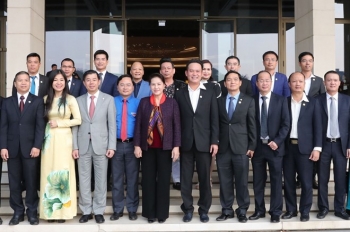 越南国会主席阮氏金银会见越南青年企业家代表