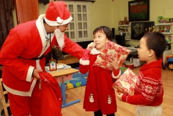 扮圣诞老人给小朋友送礼物的服务广受欢迎