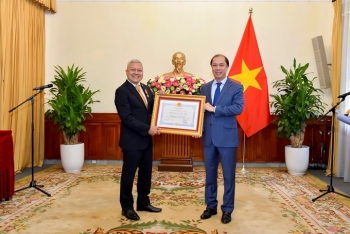 印尼驻越大使荣获越南友谊勋章