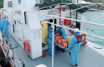 及时将四名在海上受重伤的外国船员送上岸接受治疗