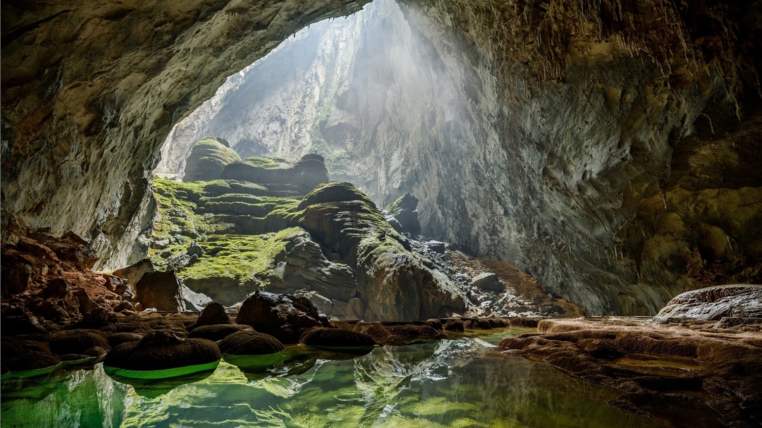 越南韩松洞被加拿大《旅游杂志》评选为世界十大惊奇岩洞之一