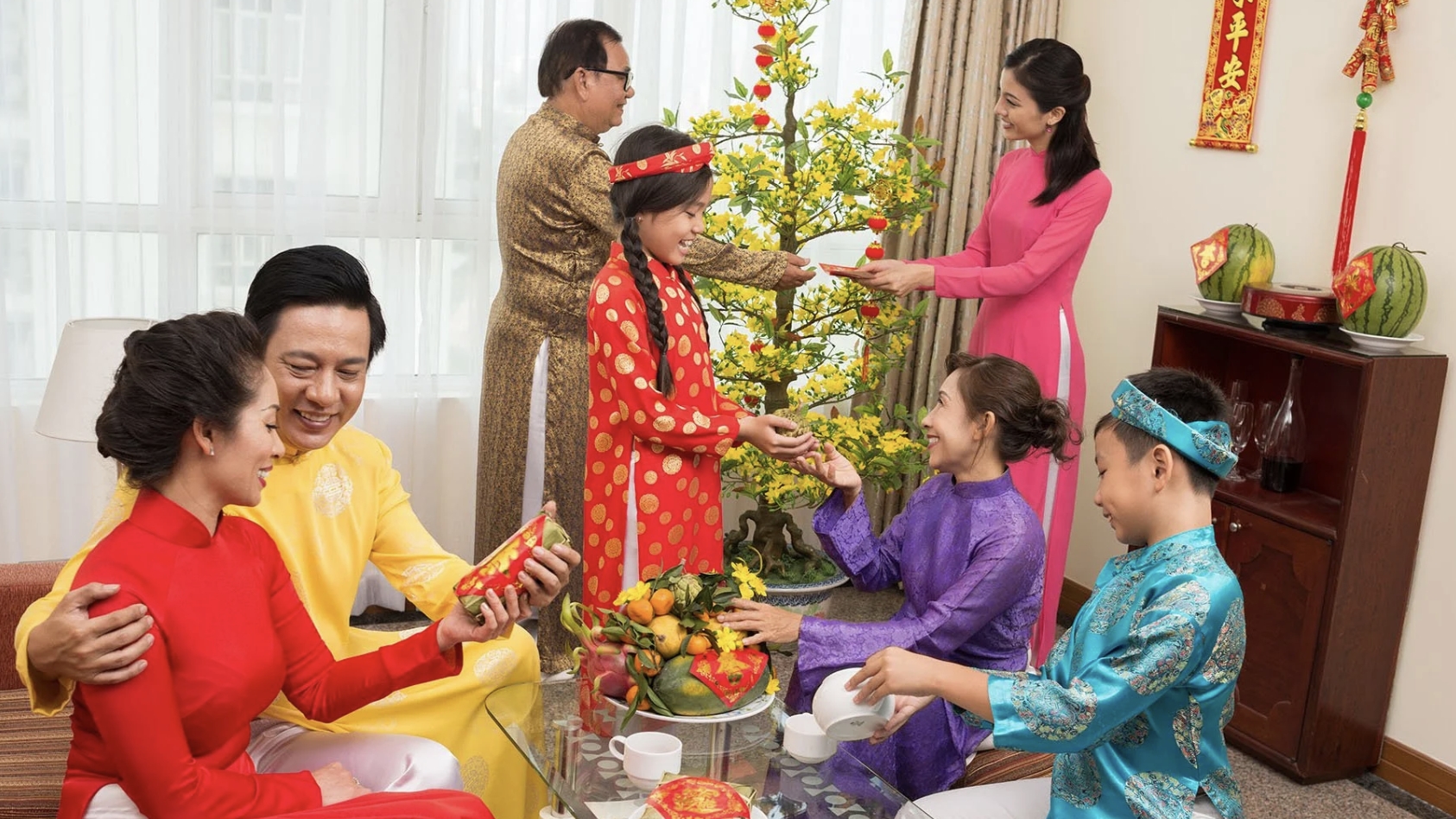 越南春节由来已久的传统习俗：冲年喜、走亲戚和派发压岁钱