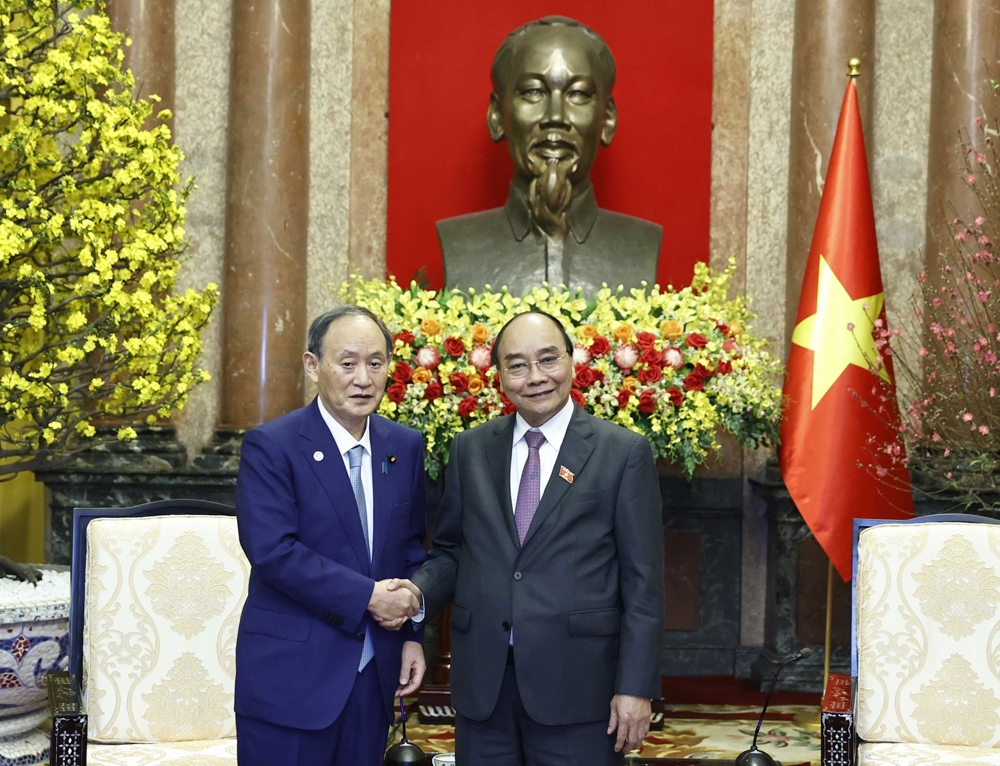 越南国家主席阮春福会见了原日本首相菅义伟。图自越通社