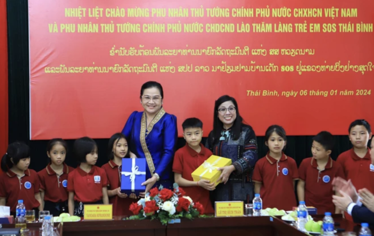 老挝和越南两国总理夫人向太平省SOS儿童赠送礼物。