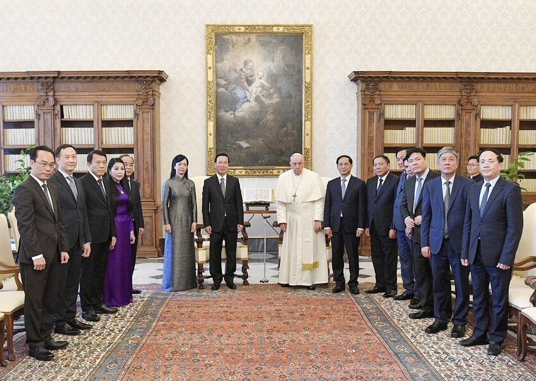 越南国家主席武文赏携夫人和越南高级代表团与教宗方济各合影。