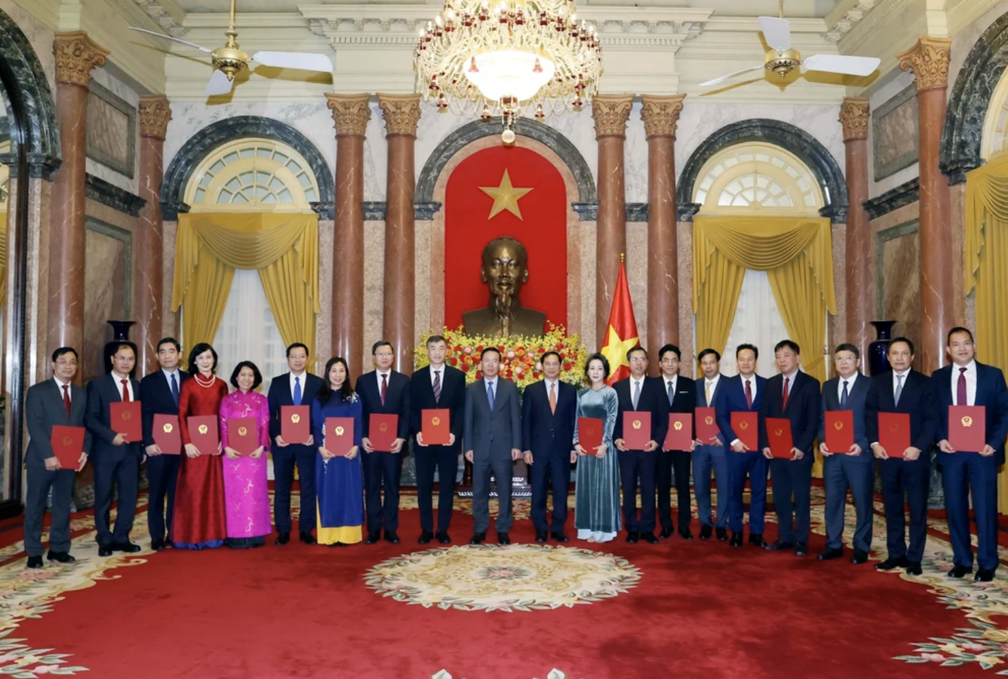 国家主席武文赏向越南新任驻外大使颁发任命书。