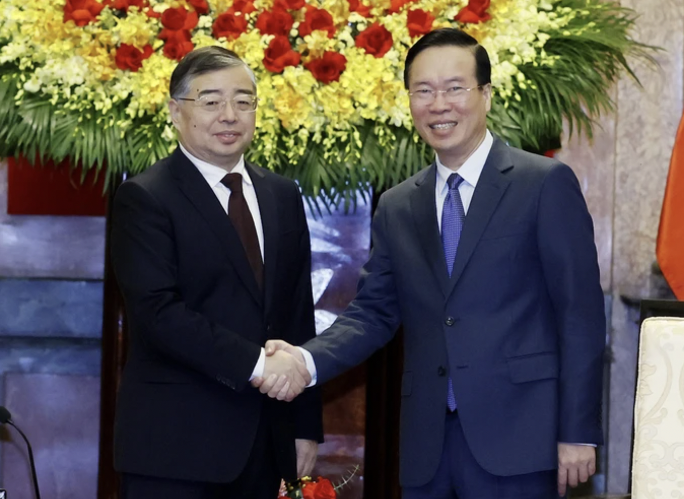 越南国家主席武文赏（右）会见中共中央宣传部部长李书磊。