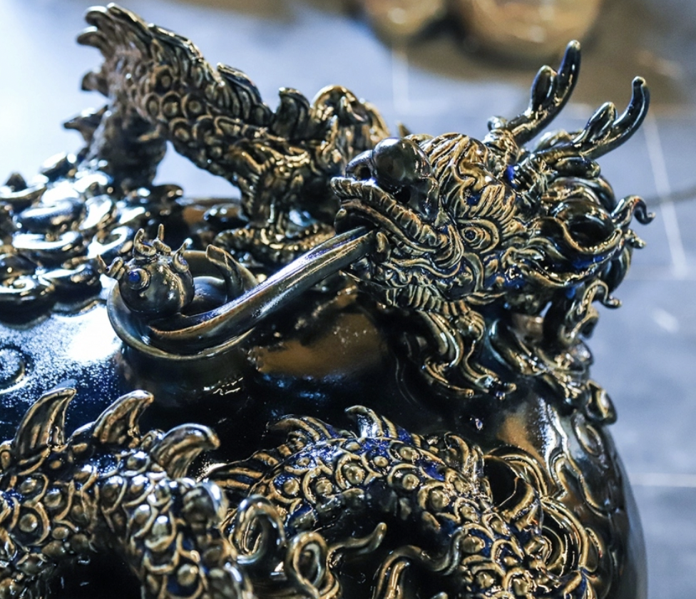 “百龙舞展”展示100件陶瓷作品。