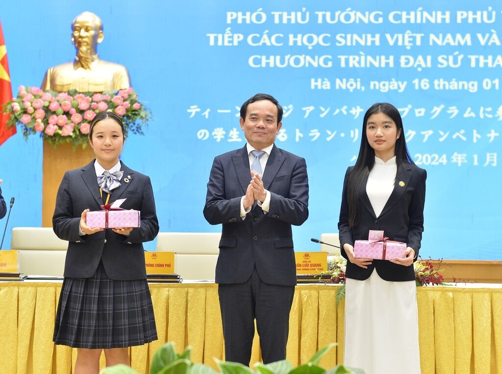 越南政府副总理陈流光会见越南和日本大学生。