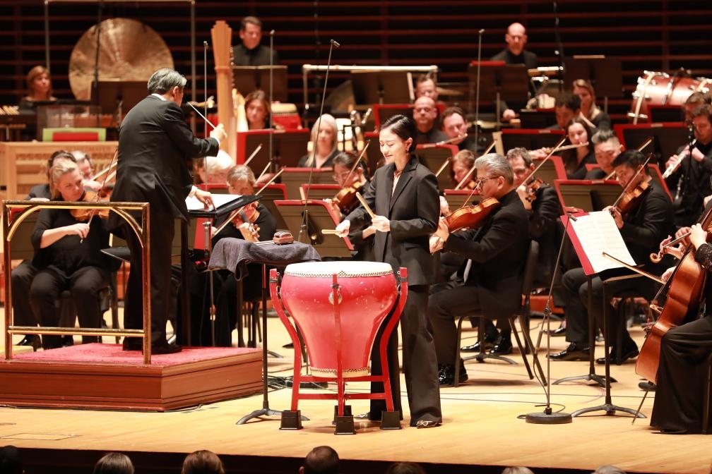 1月12日，在美国费城，上海交响乐团打击乐演奏家付艺霏（中）在2024年费城交响乐团新春音乐会上演出。