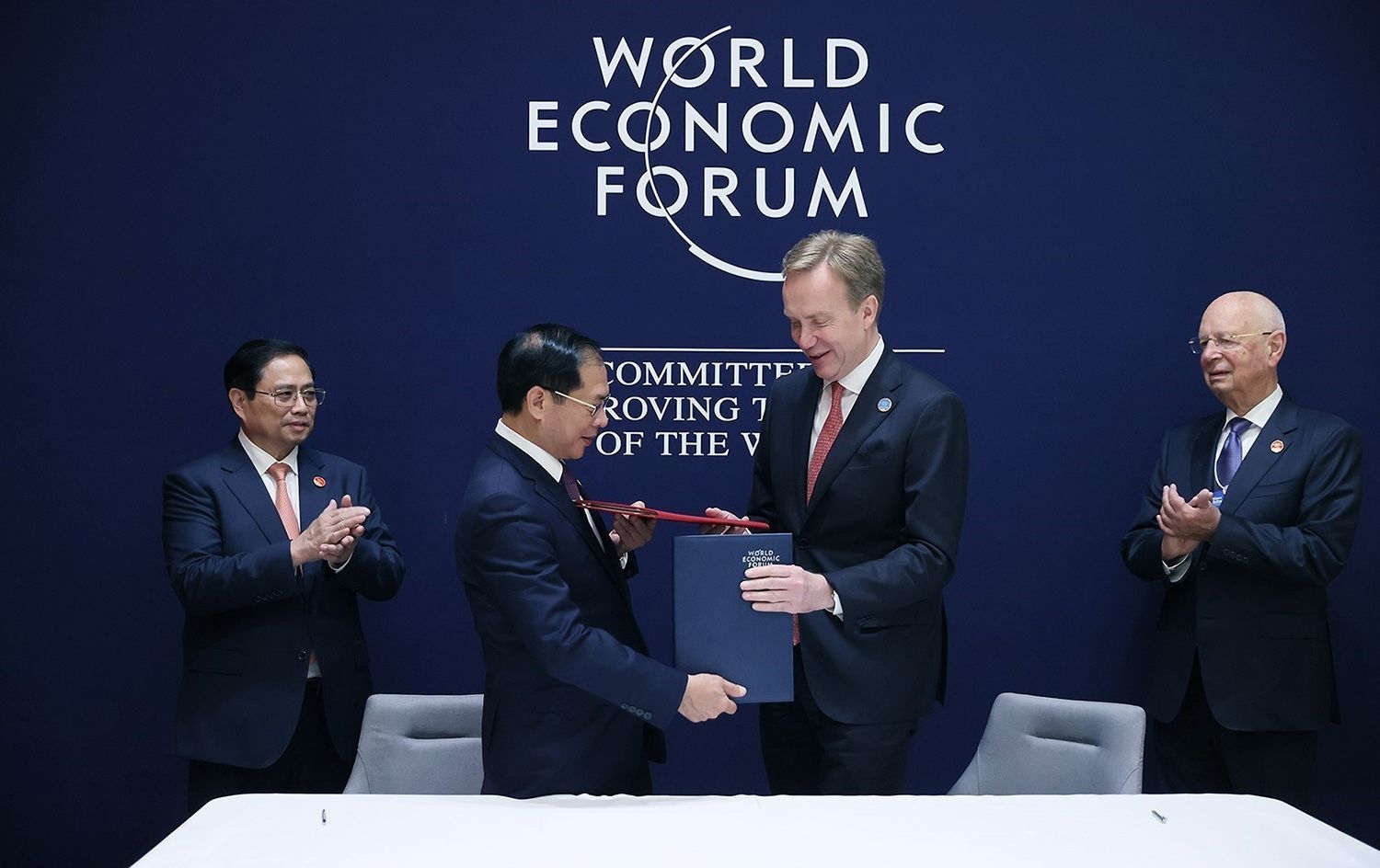 政府总理范明正和世界经济论坛的创始人兼执行主席克劳斯·施瓦布见证越南-WEF2023-2026年合作备忘录签字仪式。