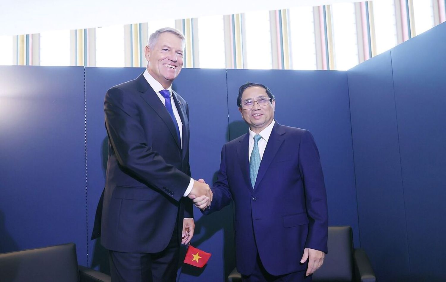 2023 年 9 月，越南总理范明正在纽约联合国总部会见罗马尼亚总统克劳斯·约翰尼斯。