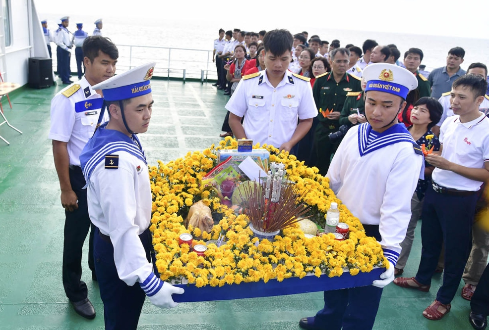 公祭仪式纪念为祖国海洋和岛屿主权而牺牲的海军干部、战士。