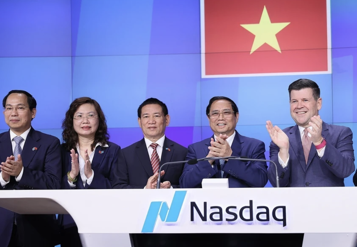 范明政总理在纳斯达克证券交易所上敲响开盘钟。