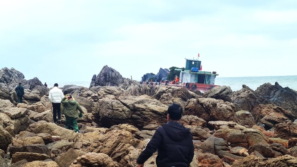 成功救助在广宁关灿海域遇险的两名中国船员