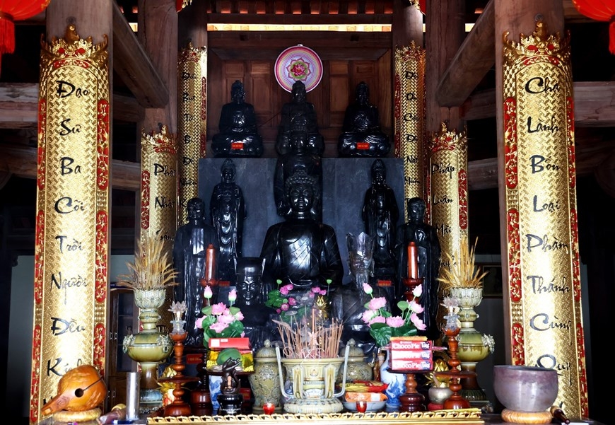 长沙群岛西礁寺主殿内站放的佛像。