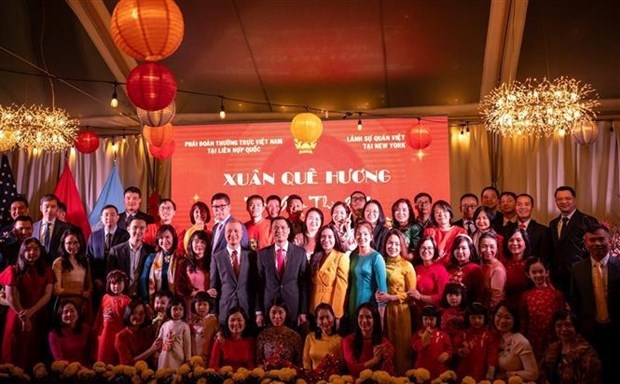 参加“越侨社群迎新春——2024甲辰年家乡之春”活动的代表们合影。